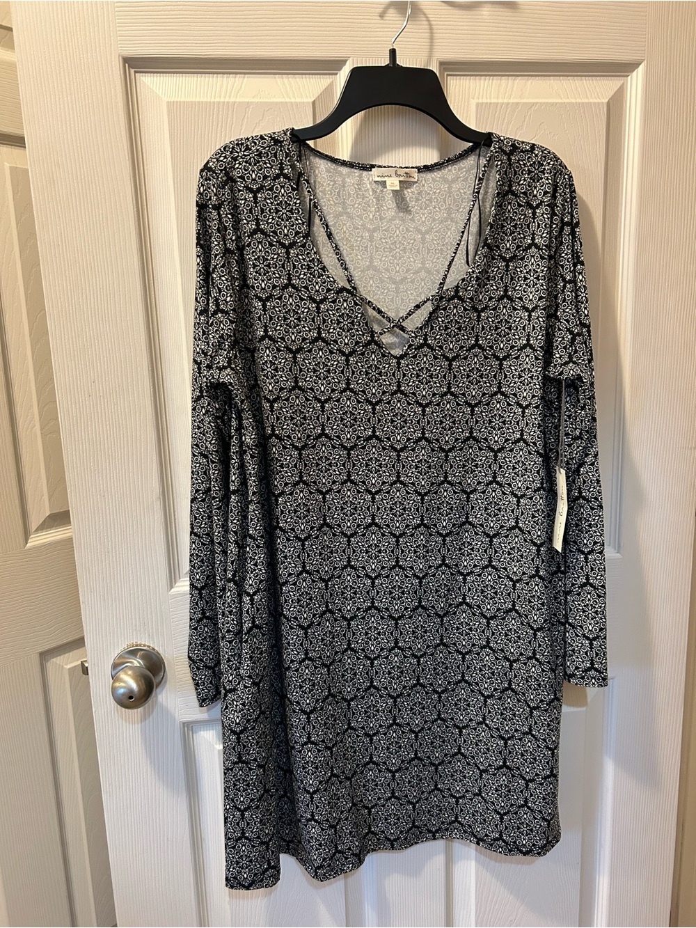 nine britton XL Black and White Long Sleeve V-Neck Dress Geometric Print NWT